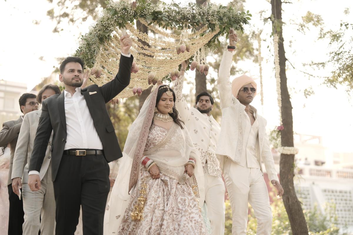 Bride’s grand entry during pre wedding shoot at Kuchesar Fort – one of the top pre wedding shoot locations near Delhi